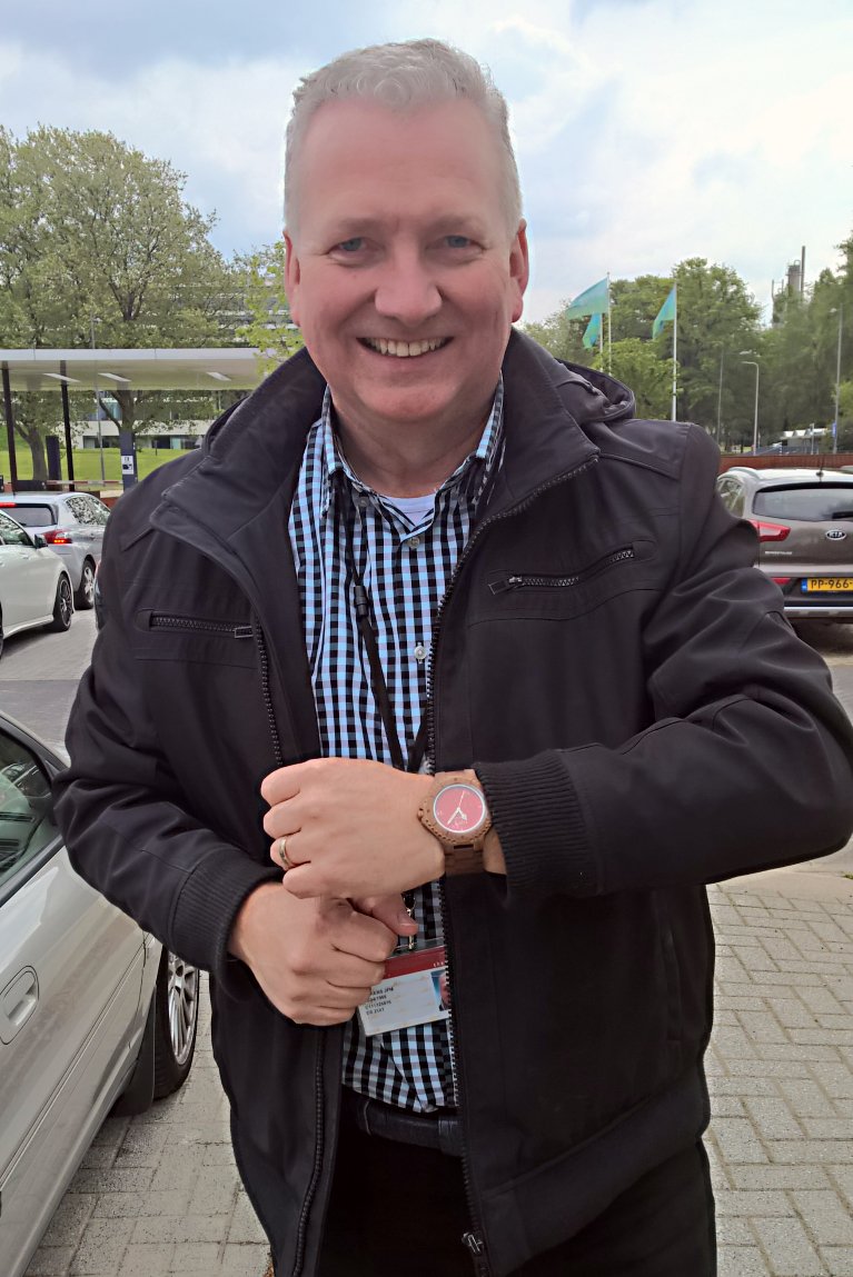 De_Zuit's tweet photo. Het is altijd leuk om de veroorzaker van blije gezichten te zijn. Zeker nu we op #1mei 2018 5 jaar bestaan als De Zuit. Een houten jubileum met een houten horloge als bijbehorend cadeau. https://t.co/bP7yMtLhLJ