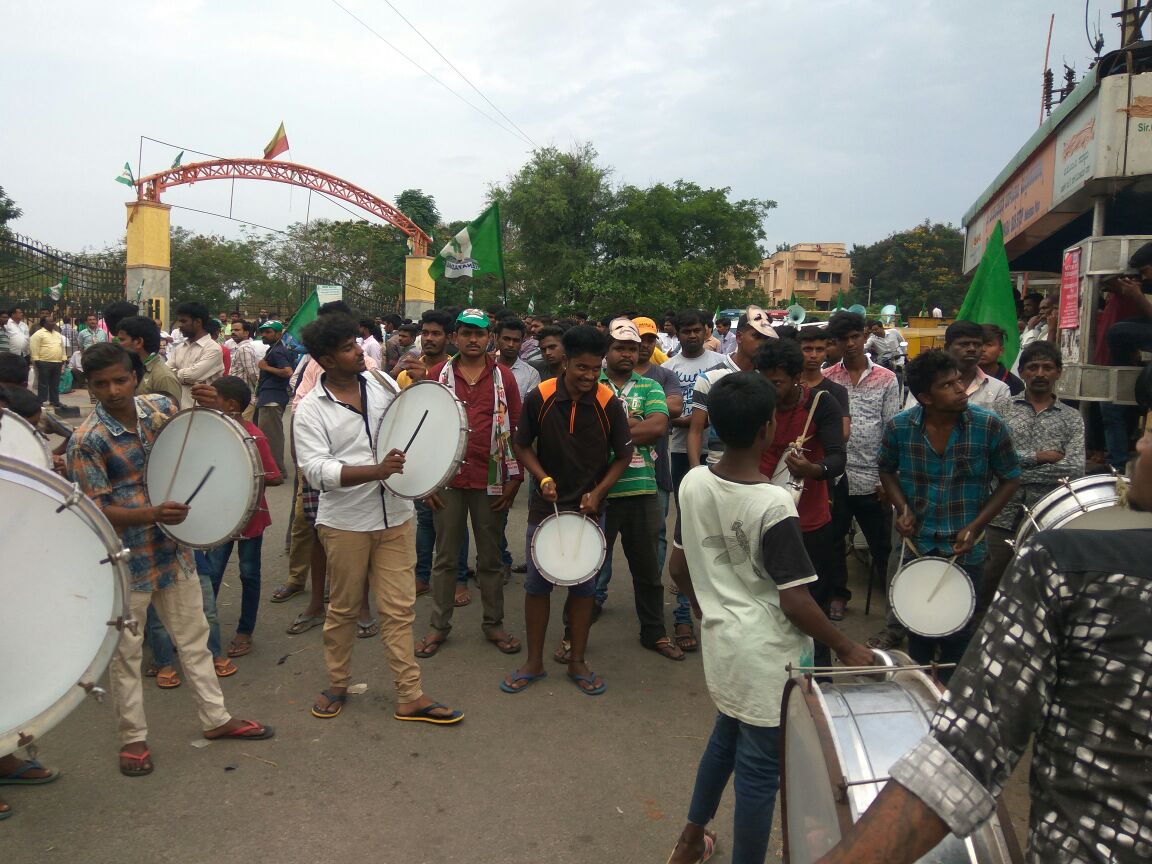 CvramanJDS's tweet photo. Glimpses of Enthusiastic Supporters , Karyakartas , Volunteers day long hard work arrangements to Welcome #KumarAnna at #CVRamanNagar Constituency..#JanataDal #JDSForCVR #HDKForFUTURE ..#HDKFutureCM #PRameshAnna.. @PRameshJDS @KumaraswamyJDS @hddevegowda_fc https://t.co/x8HmETkXQt