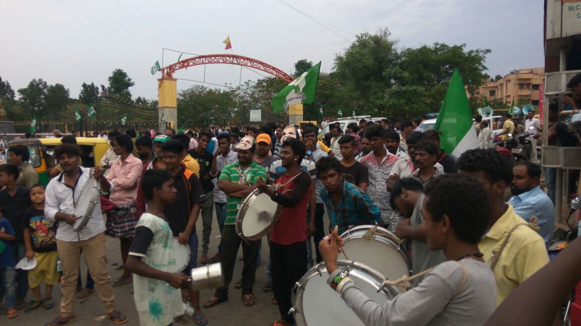 CvramanJDS's tweet photo. Glimpses of Enthusiastic Supporters , Karyakartas , Volunteers day long hard work arrangements to Welcome #KumarAnna at #CVRamanNagar Constituency..#JanataDal #JDSForCVR #HDKForFUTURE ..#HDKFutureCM #PRameshAnna.. @PRameshJDS @KumaraswamyJDS @hddevegowda_fc https://t.co/x8HmETkXQt