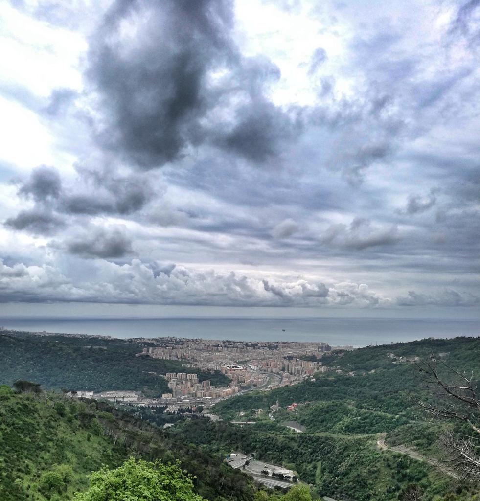 mikina76's tweet image. In queste giornate di gite  primaverili dove tutti escono a fare qcosa mi guardo intorno e penso : ma come ci vestivamo prima che arrivasse in Italia la Decathlon?
#quesiti #certezza #unasola❤️ #landscape #genova #italia #decathlon