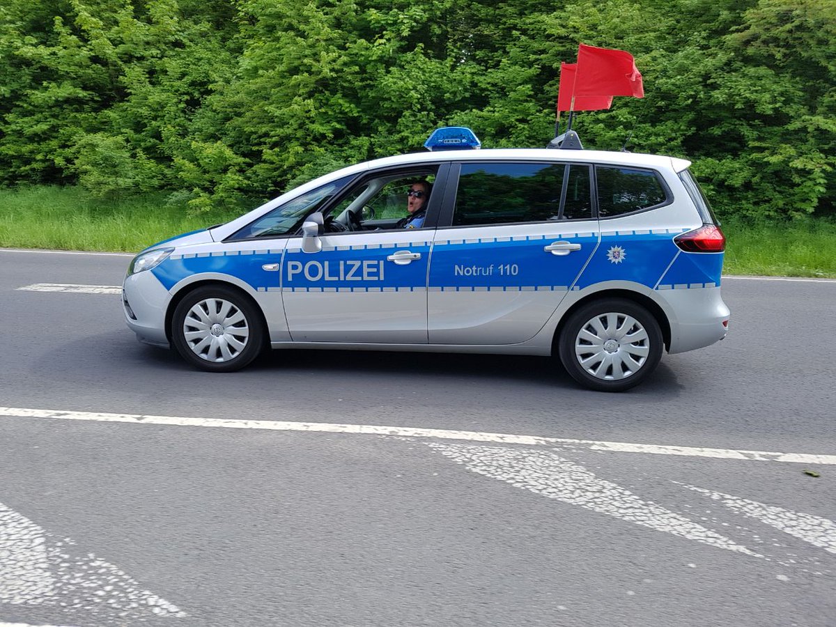 Polizei_Ffm's tweet photo. Impressionen #eschbornfrankfurt 
Unser "Flagge Rot" Fahrzeug auf der Strecke. https://t.co/REz59h3Jrd
