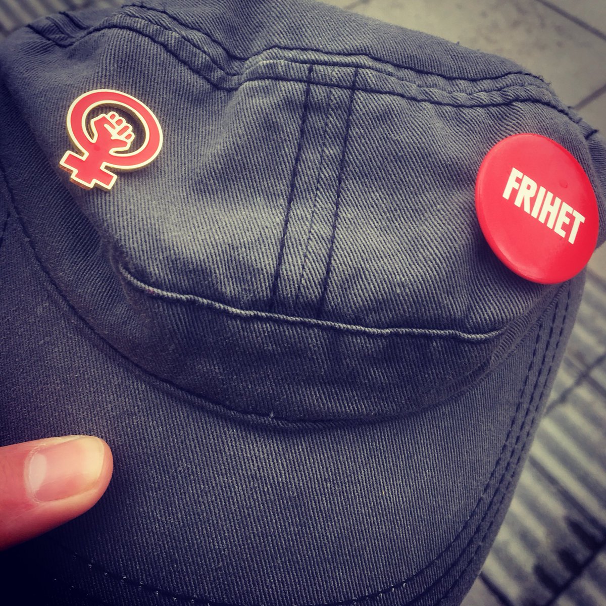 PersonenK's tweet photo. #förstamajtåg #göteborg #ingenmänniskaärillegal #vänsterpartiet #inganazisterpåvåragator ✊🏼💪🏼 https://t.co/BvgwvdSfYN
