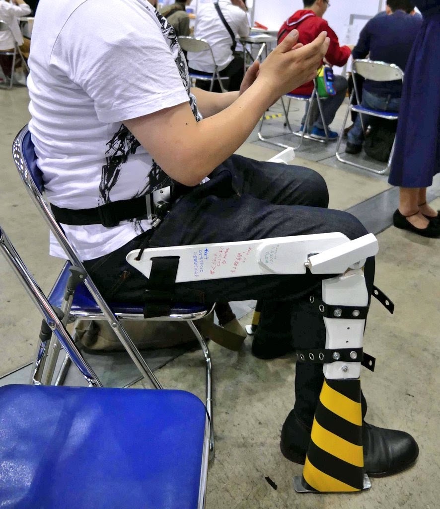 mhe_2017's tweet photo. 座る、歩く、椅子にも座れる。
より垂直に近い形で座れるようになりました。

#外骨格椅子
#exoskeleton https://t.co/3knkPjqtaX