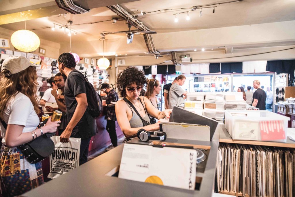 TheVinylFactory's tweet photo. Record Store Day vinyl sales hit an all-time high this year https://t.co/NeSzLbAJYm @recordstoreday @RSDUK https://t.co/W5JnZs15ec