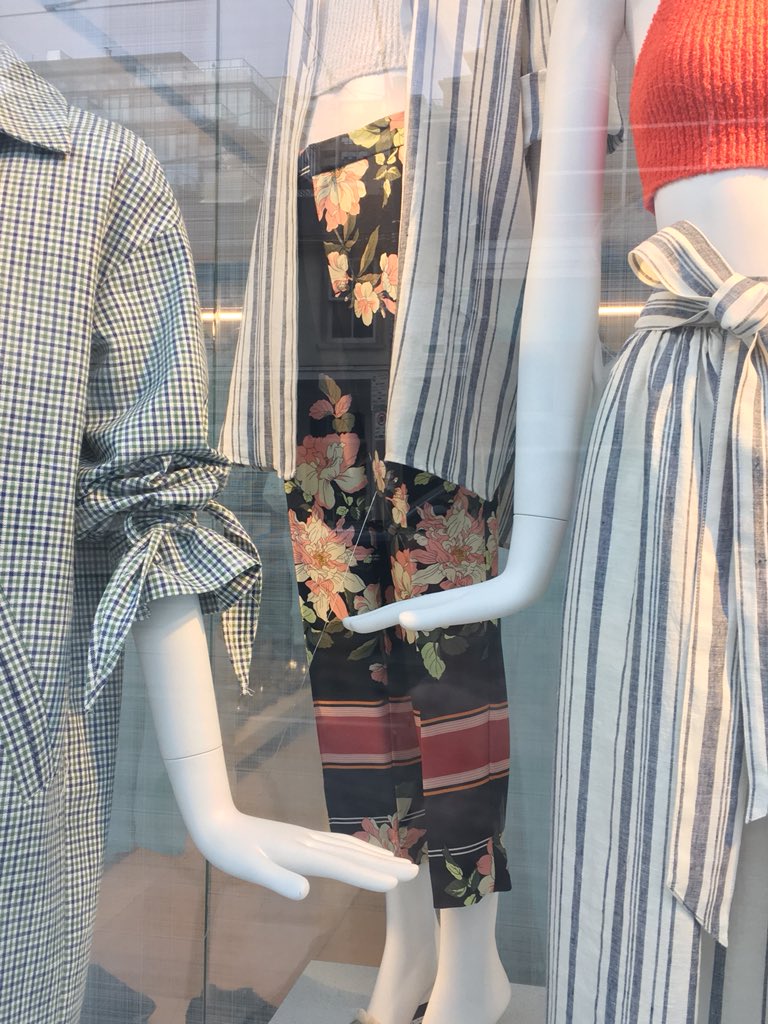 LGrecreated's tweet photo. @ZARA_Care are these pants sold out? I can’t find them online or in store (except this 1pair, not my sz). If so are you making any more? Thx https://t.co/EUDIupWY00
