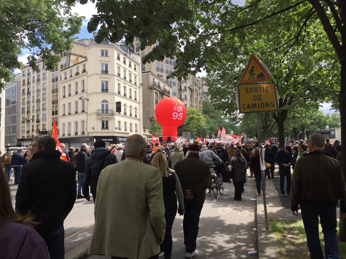 CgtVeil's tweet photo. 1er mai Simone Veil est présente!!! ✊ #manifdu1ermai #1ermai #LabourDay #FeteDesTravailleurs #dupognonspourlasante #lasantedanslarue https://t.co/JCJIb3GkwD