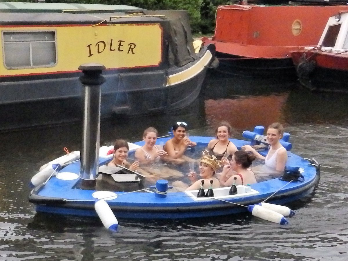 peterjohnscott's tweet image. Met a hot tub navigating t'other way on Regents Canal. As You Do.
