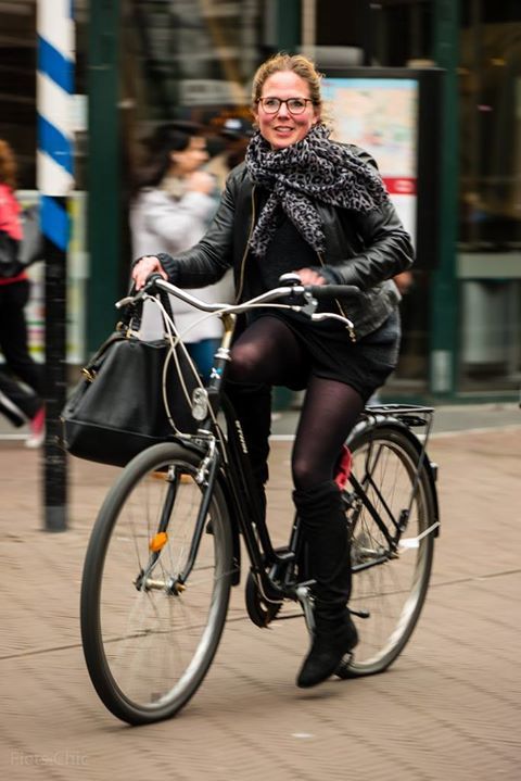 HaagseFietsChic's tweet photo. Life in the fast lane on a fiets in Den Haag. #HaagseFietsChic #FietsChic #LovesBikes #CycleChic #DenHaag #TheHague #haag #fiets #chic #bicycle #citycycling #bikefashion #pedal #photo #photooftheday https://t.co/SURW3oKXCK