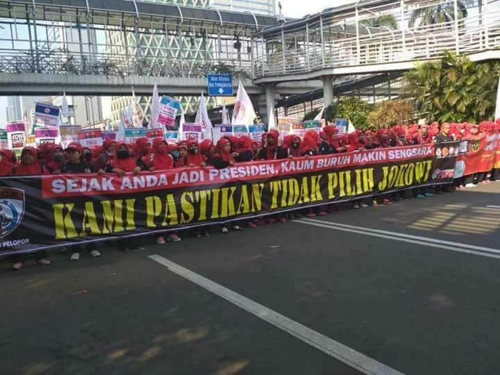 CuifenChow's tweet photo. Pak @jokowi sepertinya ada sinetron yg gak lucu buat pengalihan kasus #SembakoMaut dan pengalihan isu #LigaPekerjaIndonesia yg semakin sengsara. 😂 https://t.co/6AOM4I4F62