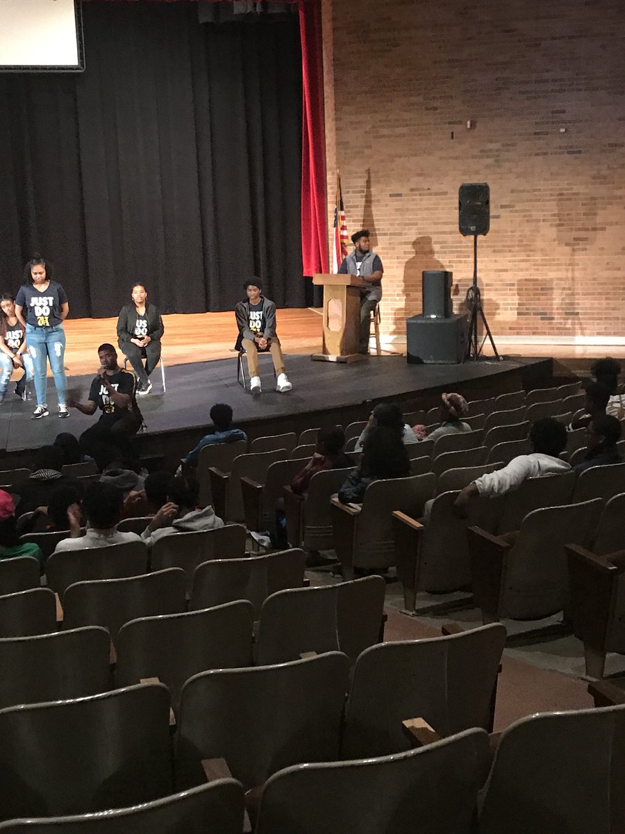 UHSAevents's tweet photo. #DayatTheU for our incoming 9th graders @UHSAStuCo #ThisishowUDoIt https://t.co/KrYSnZGmf7