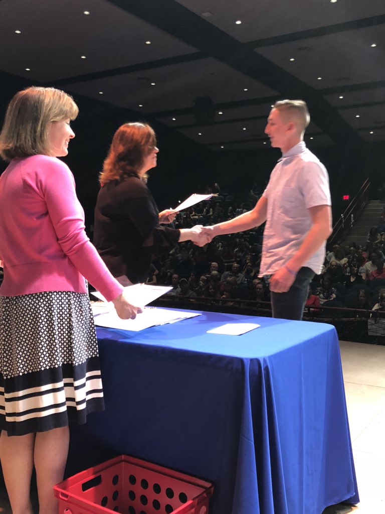 leemunoz1313's tweet photo. Congrats to the over 300 Lake Academic Booster Club Award winners! Students with a 3.75 GPA or above were all recognized today!  Well done👏👏#academicexcellence ⚡️ #greatatlake ⚡️#integrity https://t.co/CMJ1m3Rq0e