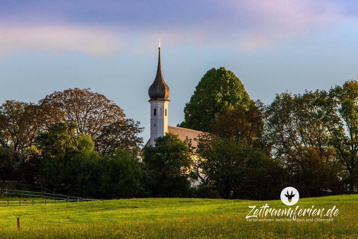Idyllisch ist es halt schon 🤩, hier die kleine Kapelle in Urschalling 🐏 #zeitraumferien #chiemsee #bayernistschön #urschalling #idyllepur #urlaubsarchitektur #ferienwohnung #bilderbuchidylle