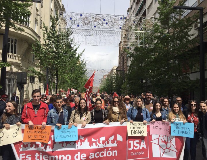 teresajimenez64's tweet photo. Más d 10.000 personas en la manifestación dl #1demayo en #Granada exigimos la derogación d la Reforma Laboral y el fin d la desigualdad y precariedad q ha traído el @PPopular https://t.co/C6ZNumwCwV