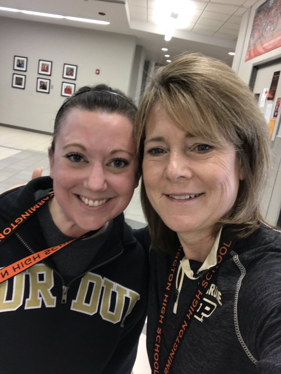 LPierce192's tweet photo. #DecisionDay2018 @FHSBerg Seniors stop by the Tiger head during lunch for a #Selfie and #Cake @district192 @FHS_Counsel #BoilerUp #Alumni https://t.co/ziRND5WK4B