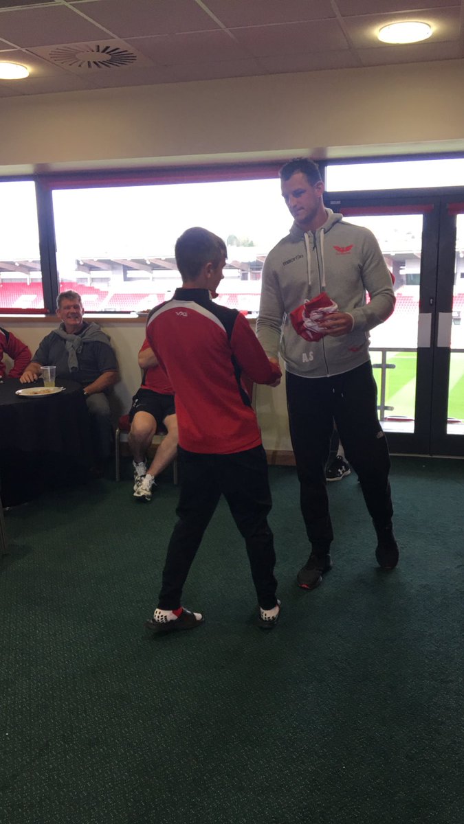 LDSRU15's tweet photo. Great start to the afternoon, inspirational words of wisdom by legend Gareth Jenkins & shirt presentation by Wales/Scarlets/Ex schoolboys Coach Aaron Shingler. #DewarShieldFinal https://t.co/oXBgczFh1S
