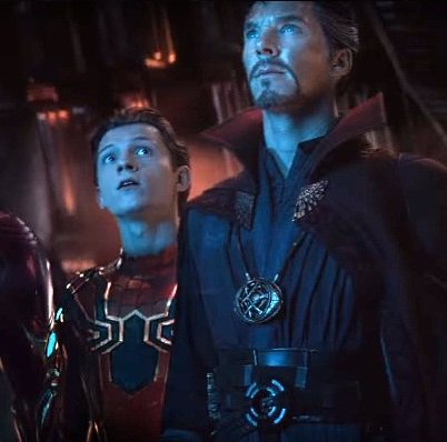 omelete's tweet image. Compilado mostra Benedict Cumberbatch impedindo Tom Holland de soltar spoilers de Vingadores: Guerra Infinita bit.ly/2jk6t9d