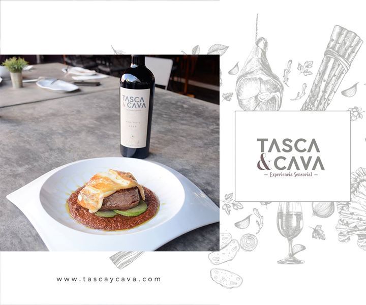 tasca_cava's tweet photo. En #TascaYCava disfruta de un filete de res con mole de cacahuate y queso ahumado fundido. 
#ExperienciaSensorial
https://t.co/b0Tf20F64V https://t.co/yBn96IpqQV