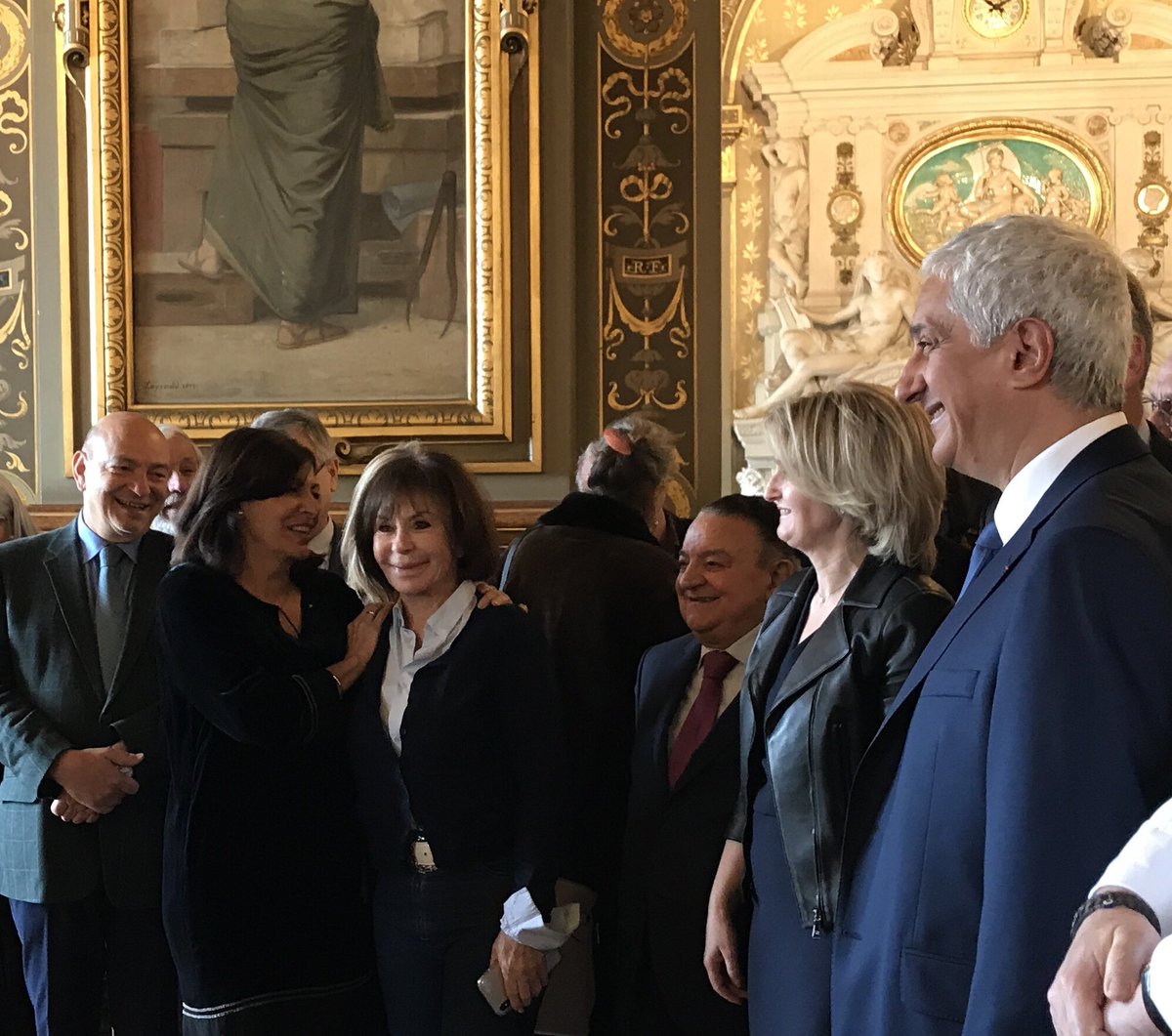 prosderungis's tweet photo. En ce 1er mai, rendons hommage à nos pros @FleursRungis ! 👏 belle cérémonie mairie #paris avec Anne Hidalgo @slayani @groupe_avigros @dispereRungis @cavederungis @maisonmedelys @LMGrungis @SycoplaRungis @tripierdefrance @Marchesdegros @BataniDominique https://t.co/g9yHl1RWTf