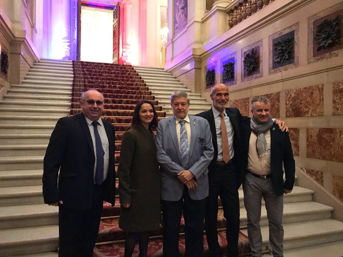 prosderungis's tweet photo. En ce 1er mai, rendons hommage à nos pros @FleursRungis ! 👏 belle cérémonie mairie #paris avec Anne Hidalgo @slayani @groupe_avigros @dispereRungis @cavederungis @maisonmedelys @LMGrungis @SycoplaRungis @tripierdefrance @Marchesdegros @BataniDominique https://t.co/g9yHl1RWTf