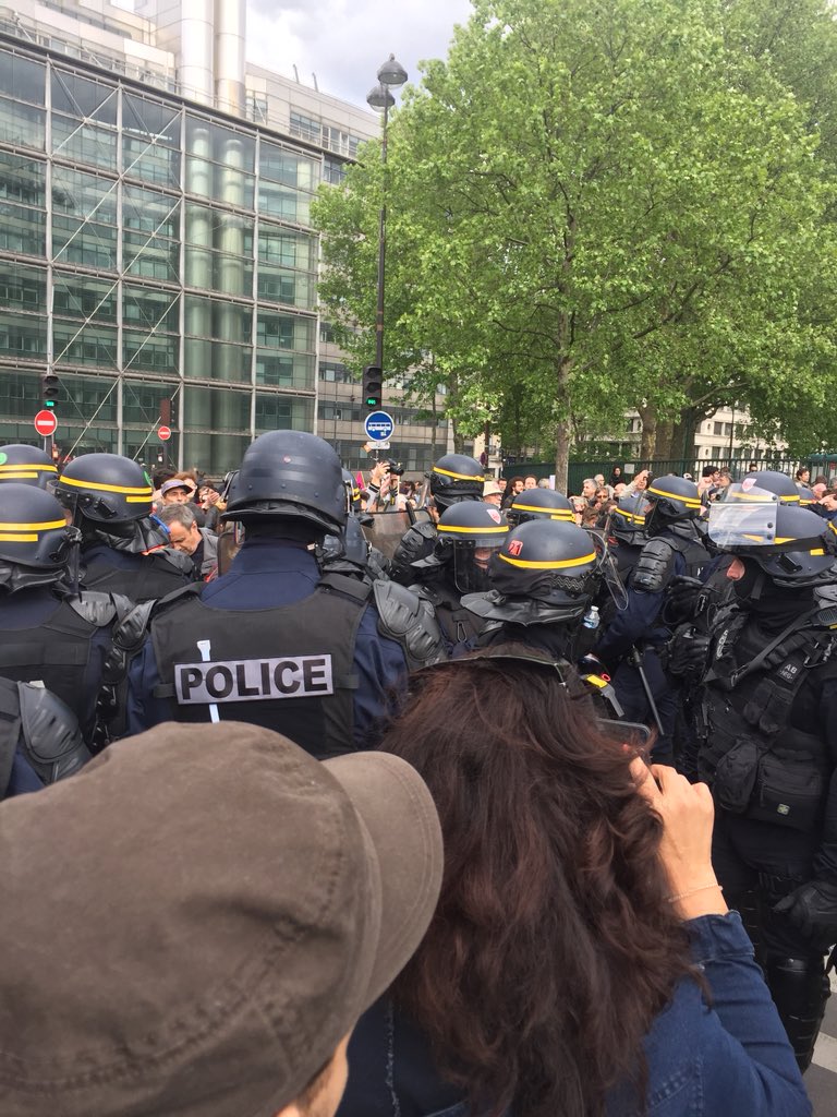CgtVeil's tweet photo. Manif coupé par les CRS au niveau du val d’Oise #etatdedroit #1erMai #manifdu1ermai https://t.co/h5NWwaOArJ
