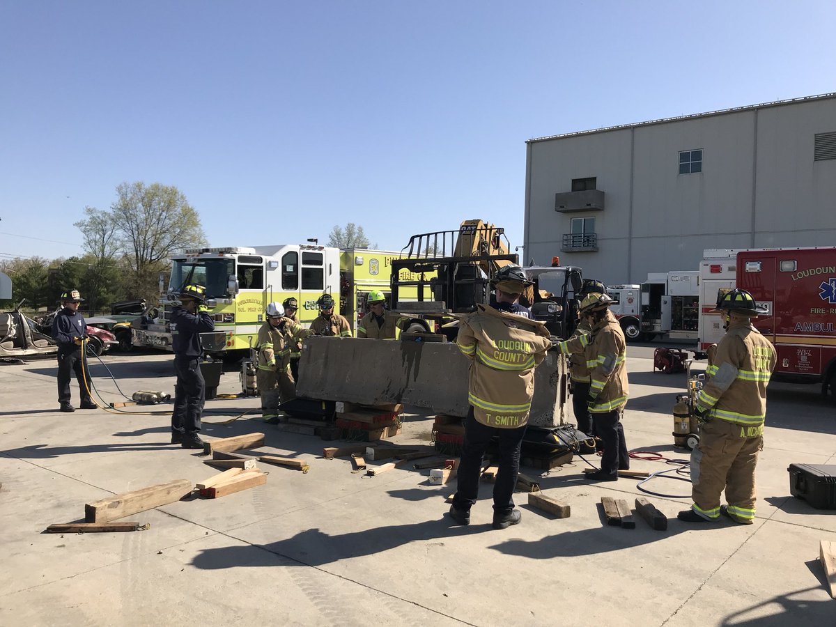 LCFR_DCTRAINING's tweet image. Busy day at the Fire &amp;amp; Rescue Academy with #RC36 doing HTR Ropes, Quarterly Rescue Training for Ops units, Monroe Tech running live burns and Montgomery Co, MD Fire Rescue conducting flashover training. @LoudounFire @mcfrs @MTCFFEMT @MonroeTechLCPS @Chief600B