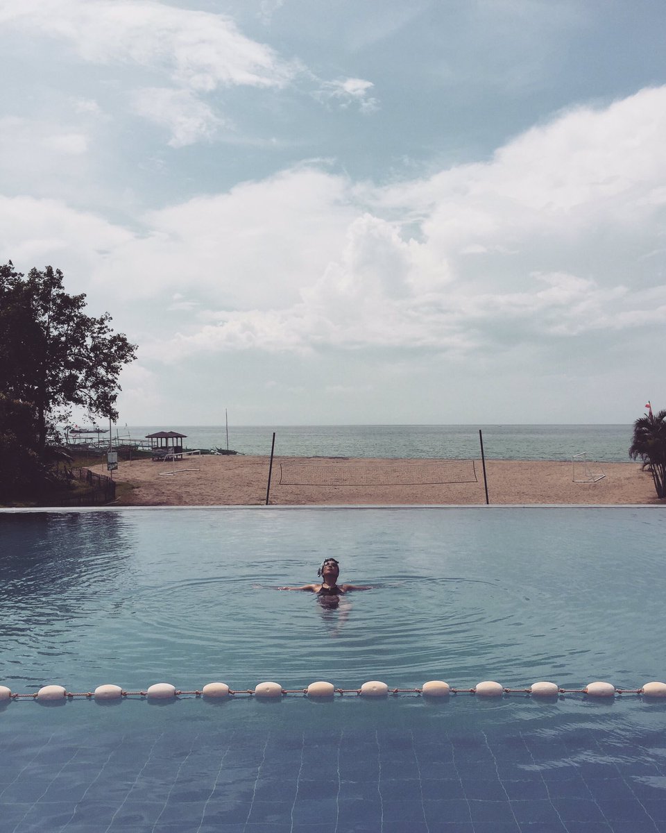 angelaAchavez's tweet image. If your ship doesnt come in, swim out to meet it. 🙌🏊🏻‍♀️ #batangas #jonathanwinters #islandlife #philippines #ph