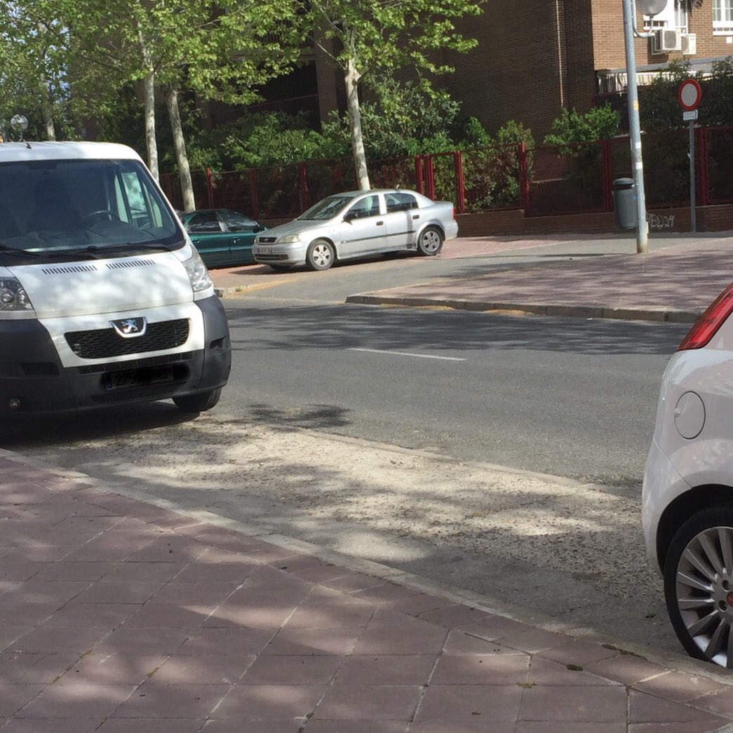 miguelfcaba's tweet photo. Para qué molestarse en aparcar, encima de la acera es más facil 🙈 #yoalomio #jetaparking @jetaparking @PoliciaFuenla https://t.co/ClK9OL14Rw