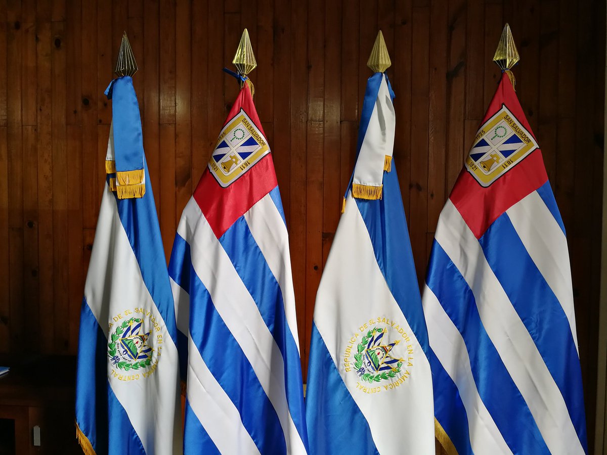 LPGPolitica's tweet photo. Alcalde @emuyshondt regresa las banderas y los colores tradicionales de la @alcaldia_ss https://t.co/oRkcJaqs4j