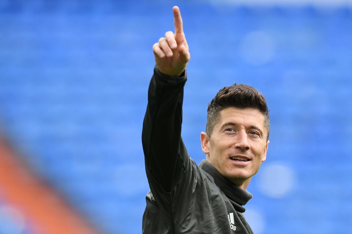 #LewanGOALski: 

2015/16 42 goals in 51 games
2016/17 43 goals in 47 games
2017/18 39 goals in 44 games

Robert Lewandowski on track to hit 40+ goals for Bayern for a 3rd straight season...

#UCL