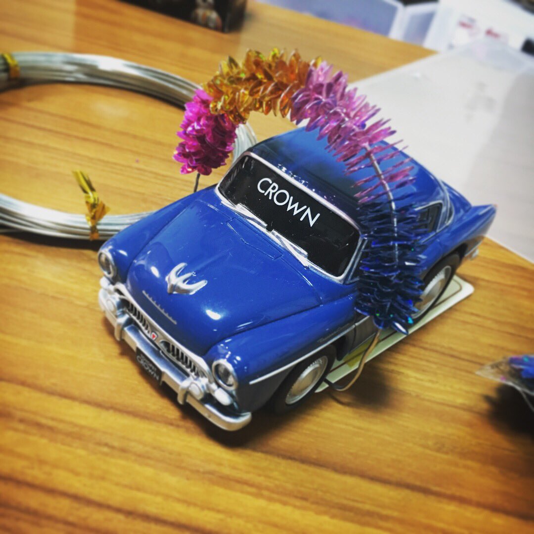 かすみん 中古車屋さんのアレ 作りました 中古車屋さん フラワーアーチ 初代クラウン