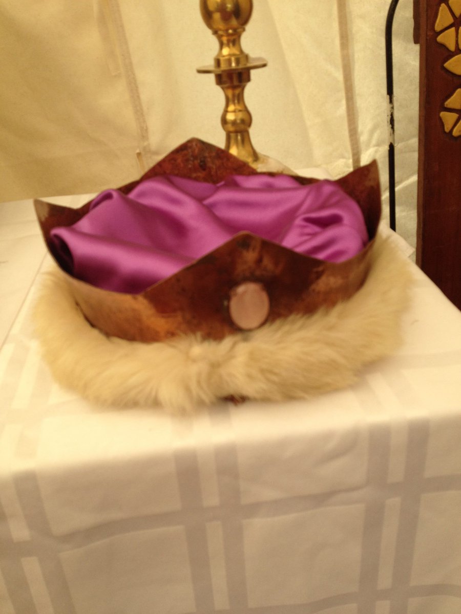 SCAsocial's tweet photo. Happy Birthday to the SCA! (Original thrones/crowns from the West on display). #mySCA #currentmiddleages https://t.co/6MsHYhej5d