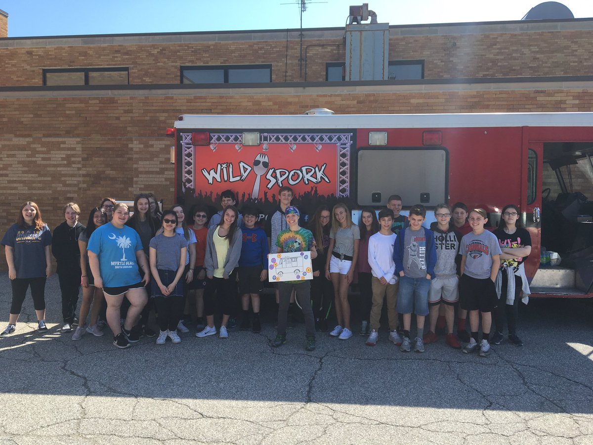 ReschkeHPE's tweet photo. 2nd period was excited to give @wildspork their thank you note for donating her time to help them with their #PBL Food Truck Project! Thanks Lee!! @Mr_Hrusovsky @PrincipalSears @BobbiIngraham @ShoreRocks #onceacard #foodies #foodtrucks #nutritionunit ๐ฅ๐๐ฎ๐ฆ https://t.co/u2ET5PR8rD