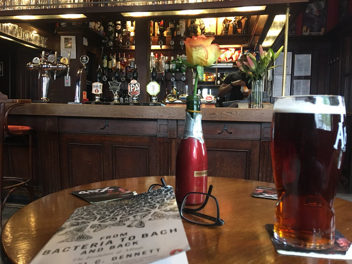 shaarad_sharma's tweet image. Loving my staycation day off. This photo typifies the understated #bloomsburyeffect for me. Long live London’s #knowledgequarter (also that book is #*!?ing fantastic #evolutionofminds