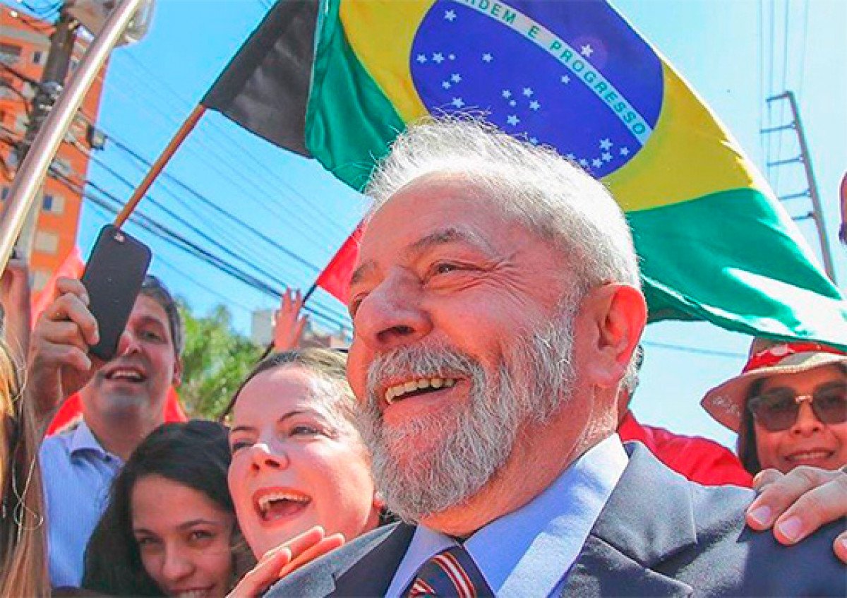 Saludamos al hermano Lula da Silva, primer presidente obrero de Brasil. Hoy conmemoran el Día del Trabajador con una multitudinaria marcha en Curitiba, para exigir su pronta liberación. La verdad y la voluntad de un pueblo unido pronto liberará a Lula injustamente detenido.