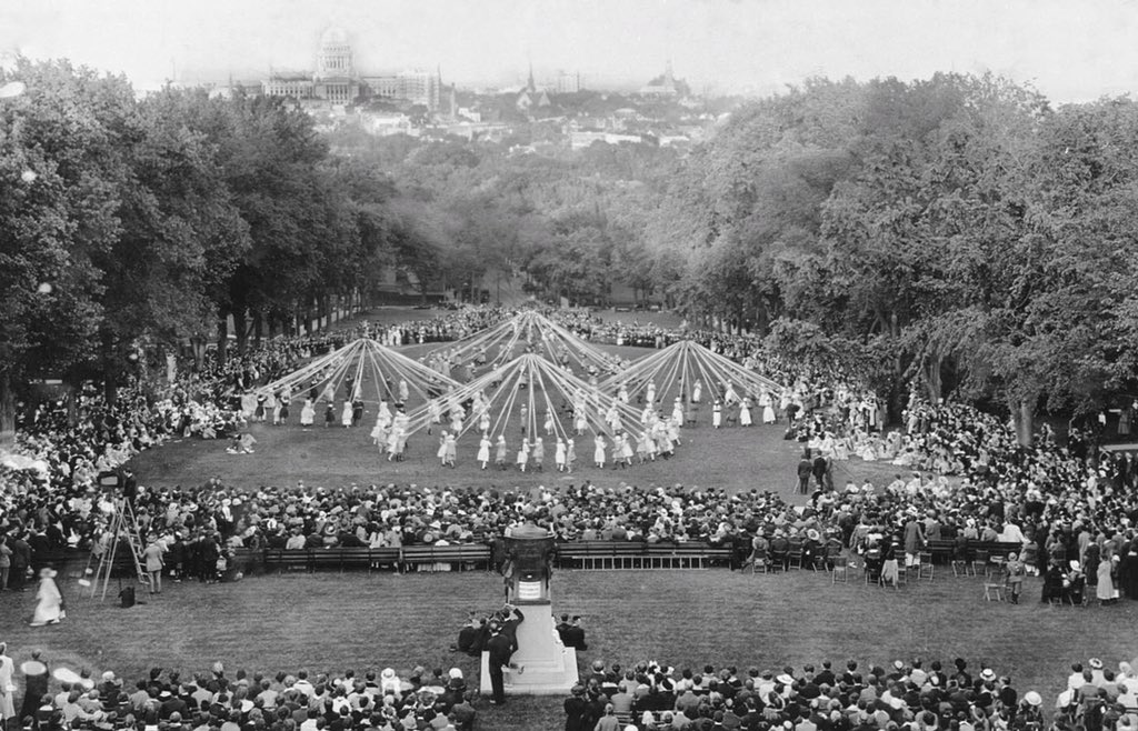 UWMadison's tweet photo. #MayDay! #MayDay! This is what #uwspring celebrations looked like on Bascom Hill more than 100 years ago. https://t.co/DNIX5DEC6e