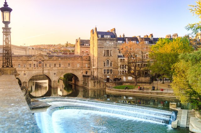 Go and take a stroll down to Pulteney Bridge! #MyFeelGoodBath #VisitBath #IgersBath #BathSpa #CityOfBath #VisitEngland #LoveGreatBritain #BathUK #BathStreet #BathStone #SwIsBest #BathHoliday #HolidayLetsUk #HolidayLets #Tourist #Tourism #AirBnB #Property #Luxury #WeekendGetways