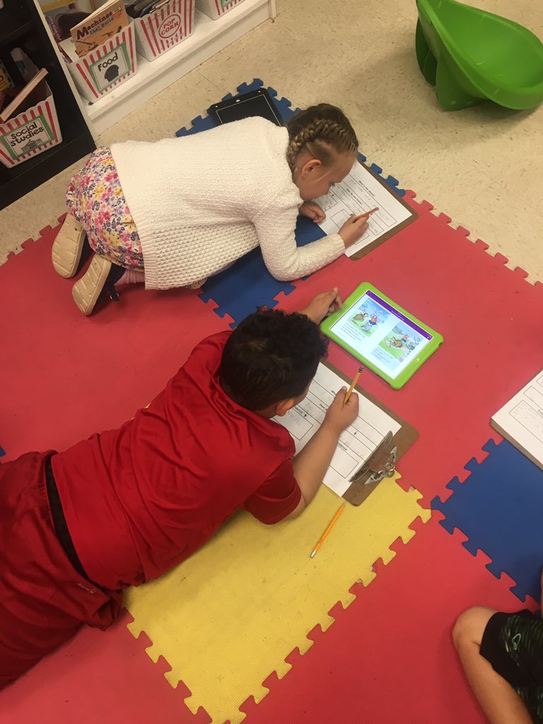 Using evidence from the text to determine the lesson or moral in the story. Ss collaborated and used a graphic organizer to show their thinking. #EESLearnAndLead