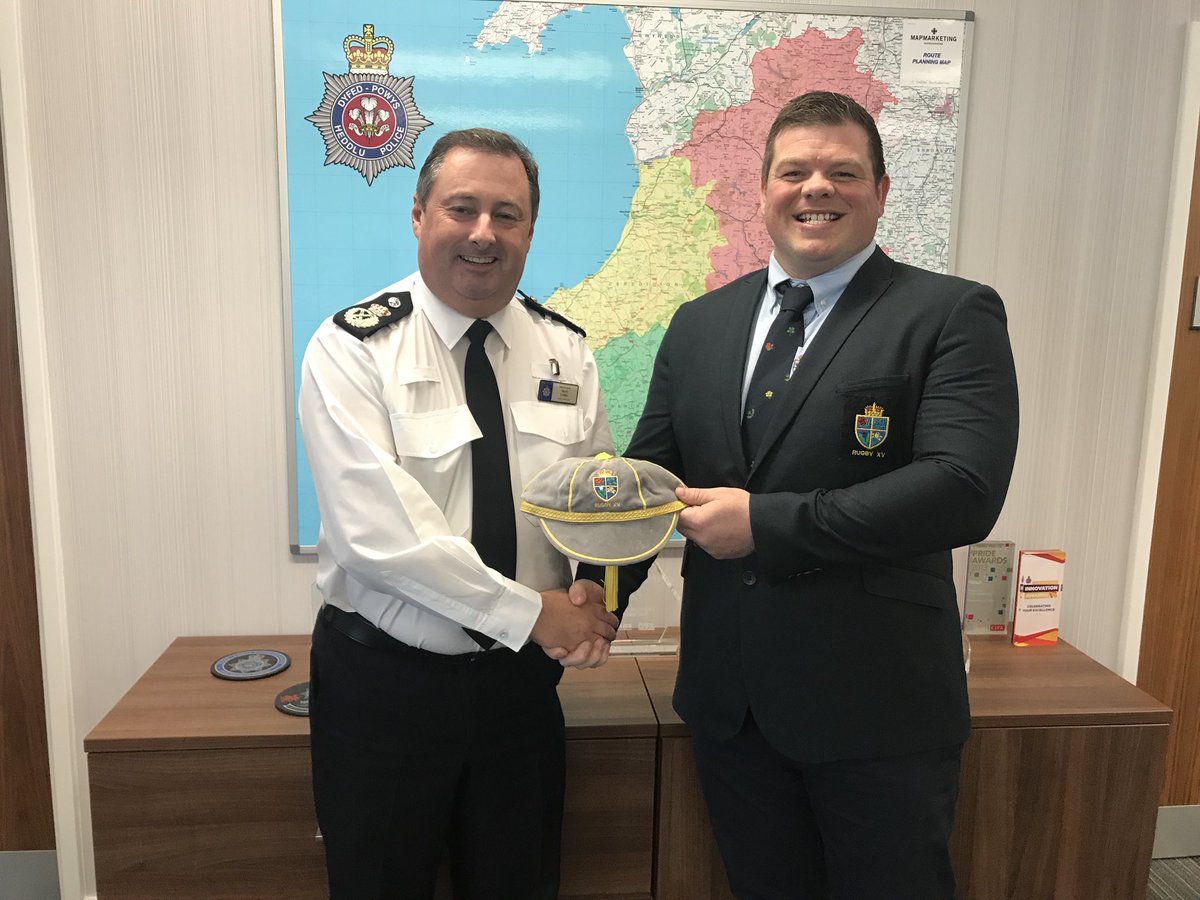PGCCMarkCollins's tweet photo. Proud to present @Aluntank with 25th (silver) appearance cap for @BritPoliceRugby 🏉 #DaIawn https://t.co/z0Tunrmt1a
