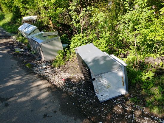NorthMymmsNews's tweet photo. Thanks to @WelHatCouncil for responding to our Twitter request for a quote re the 20 fridge freezer fly-tipping incident in Brookmans Park. Info added to foot of piece. #flytipping #Hertfordshire @whtimes https://t.co/oN3y8ZpNGt https://t.co/3r1KoYjn9k
