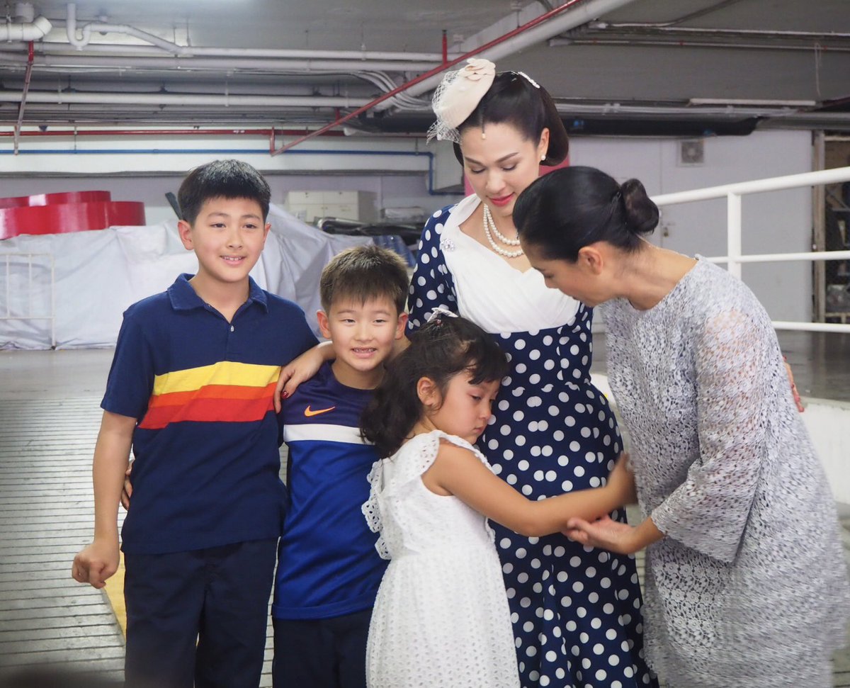N_Nathcha's tweet photo. เชื่อว่าหลายๆคนยังคิดถึง คุณหญิงกีรติ คิดถึงนายแม่ กันอยู่แน่ๆ ใช่มั้ยเอ่ย...
#มีความน่ารัก 😊☺️💙💙
#มีความอยากคุยกับหลานสาว
#นายแม่และคุณหญิง
#Mamkathaleeya
#NokSinjai
#คุณหญิงกีรติ
#นายแม่ปานรุ้ง
#ladiesofthestage https://t.co/A61qOWriEl