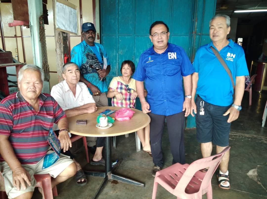 FOBNKEDAH's tweet photo. Calon BN DUN Bukit Selambau berkempen di sekitar Pekan Bukit Selambau. https://t.co/dujmo4vh6U