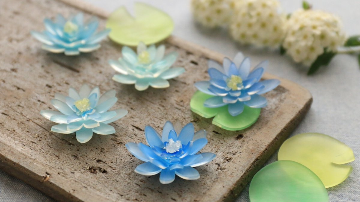 しばさおり 絵描き プラ板作家のしばさおりです プラバン ースチロール樹脂の薄いプラスチックから生まれる作品は和菓子の様に繊細な淡い花となる 枯れることのない永遠の花は生活を彩り 癒やしとして咲き続けます Web T Co Gdwz8qhcex