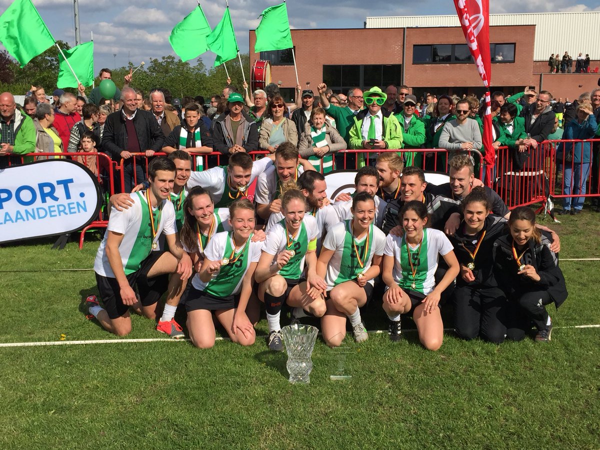 korfbalbe's tweet photo. De trofee van Steenbergen 2018 wordt door @JulieCaluwe, aanvoerder van @voorwaarts in ontvangst genomen. De eerste in de clubgeschiedenis! #korfbal https://t.co/777Bp8fSZ5