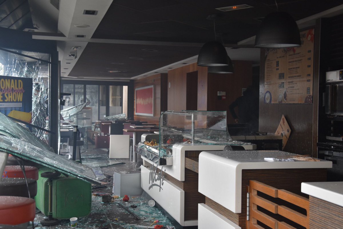 SirenesFR's tweet photo. 🔴 URGENT :
Le ministre de l'Intérieur Gérard Collomb "condamne avec fermeté" les violences et dégradations lors de cette manifestation du #1ermai à #Paris où une auto-école, une fabrique Renault et un McDonald's ont été saccagés par des individus cagoulés. https://t.co/Pwpy7cOa79