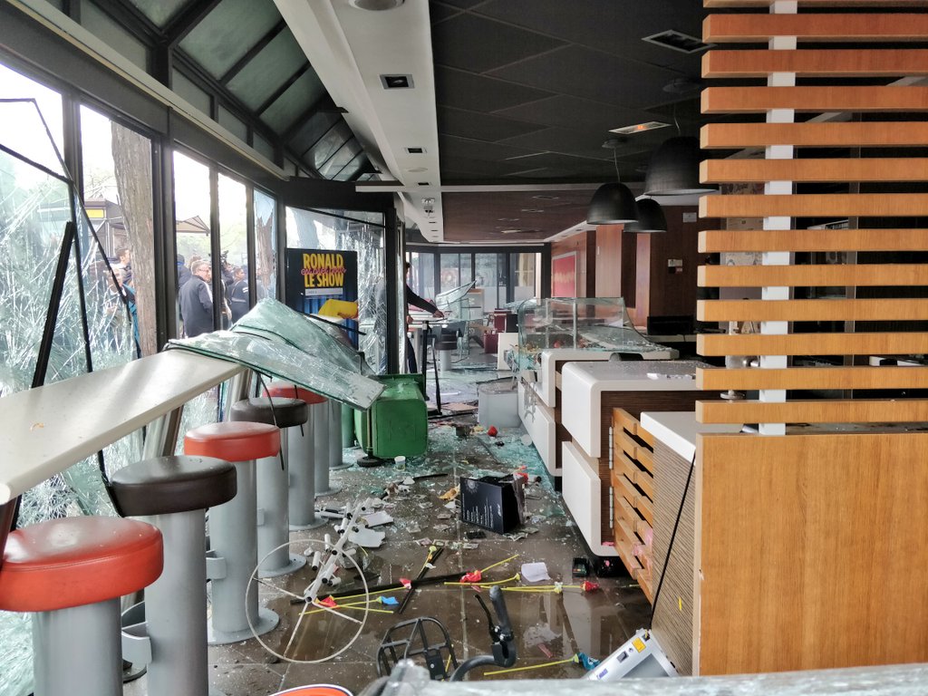 SirenesFR's tweet photo. 🔴 URGENT :
Le ministre de l'Intérieur Gérard Collomb "condamne avec fermeté" les violences et dégradations lors de cette manifestation du #1ermai à #Paris où une auto-école, une fabrique Renault et un McDonald's ont été saccagés par des individus cagoulés. https://t.co/Pwpy7cOa79