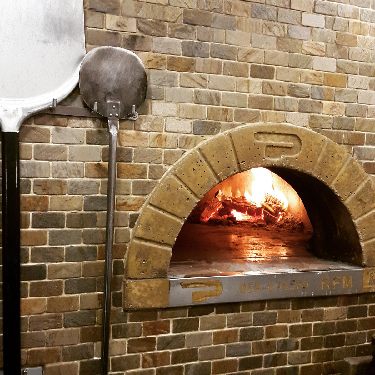 Feliz día del Trabajador! Hoy abrimos en horario especial de 12.30 a 9.30pm #experienciastizzoli 🇮🇹 #cucinaitaliana #12deoctubre #foodiepty #pasta #pizza #fornoalegna #DiaDelTrabajador