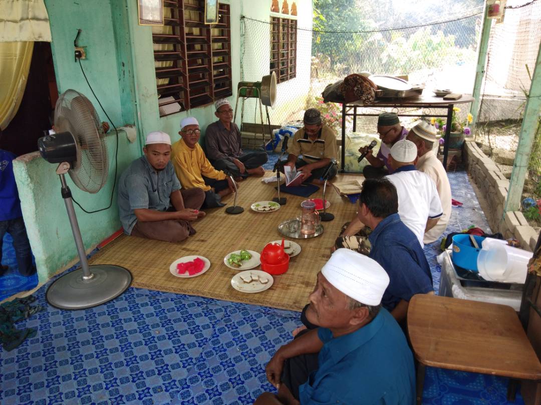 FOBNKEDAH's tweet photo. Calon BN DUN Bukit Selambau menghadiri majlis perkahwinan anak lelaki pn sopiah di Kg batu belacan https://t.co/6bPjfvgzjq