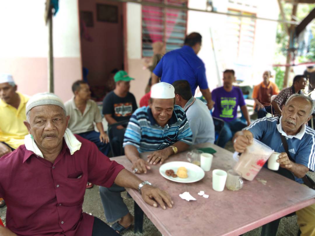 FOBNKEDAH's tweet photo. Calon BN DUN Bukit Selambau menghadiri majlis perkahwinan anak lelaki pn sopiah di Kg batu belacan https://t.co/6bPjfvgzjq
