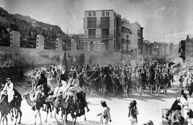 دخول الملك عبدالعزيز يرحمه الله  للطائف ومشى من تربة معه ثلاثة الاف مقاتل من مختلف القبائل يتقدمهم سلطان بن بجاد والشريف خالد بن لؤي فأجتازو(( جبل حضن )) وأناخوا بالحويه (مطار الطائف اليوم) في الاول من صفر 1343هـ