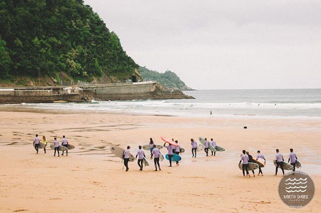 NSZarautz's tweet photo. Eskerrikaskooooo equipo !!! Ha sido un puente increíble. Sois lo más 🏄🏽‍♂️🏄🏽‍♀️🤙🏼 Un placer haber compartido estos días con todos vosotros.
#zarautz #surfcamp #surfhouse #surfhostel #puentemayo #feelingood https://t.co/HCYhZLvyvs https://t.co/uYbk4aHB92